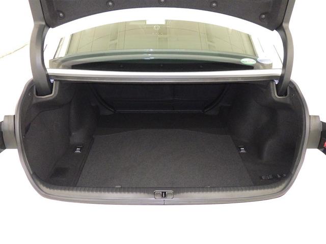 開口部の広いラゲージスペースは、ゴルフバックなどの荷物もラクラク積み込めます。