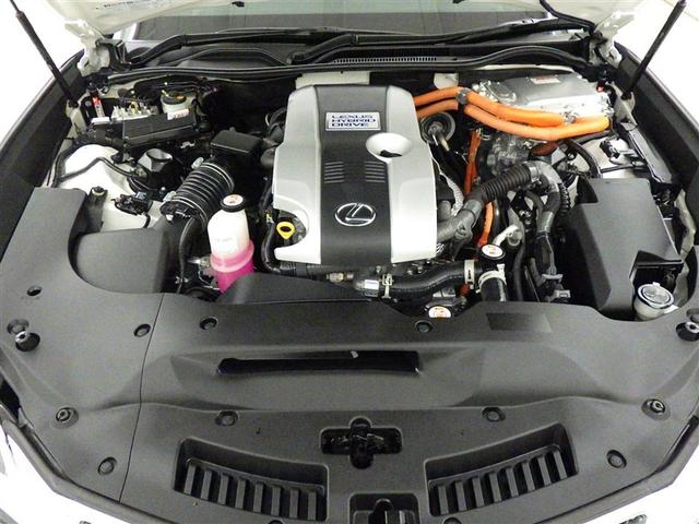 普段はあまり見ないエンジンルーム内も綺麗に仕上げています。見えないところも清潔に保ちたいですよね。