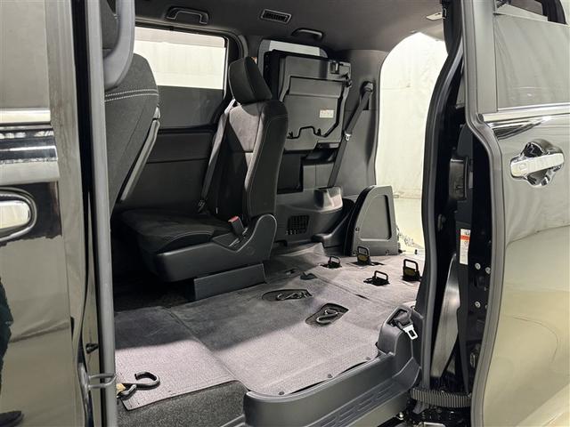 エスクァイア Ｘｉ　クルマイス　タイプ１　衝突被害軽減システム　メモリーナビ　フルセグ　バックカメラ　ＥＴＣ　ドラレコ　ＣＤ　ミュージックプレイヤー接続可　ＤＶＤ再生　後席モニター　オートクルーズコントロール　ＬＥＤヘッドランプ　乗車定員７人（17枚目）