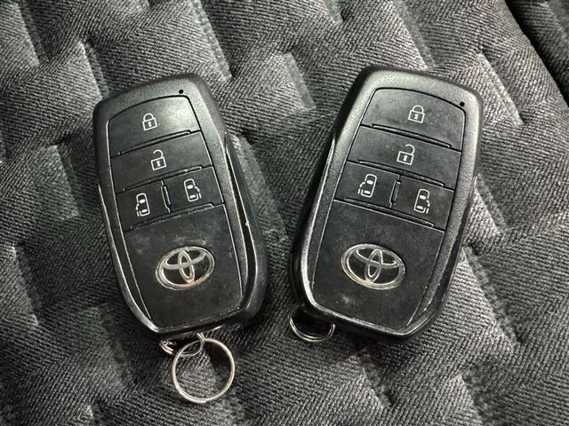 ヴォクシー ハイブリッドＳ－Ｚ　衝突被害軽減システム　フルセグ　バックカメラ　ＥＴＣ　ドラレコ　ＣＤ　ミュージックプレイヤー接続可　ＬＥＤヘッドランプ　両側電動スライド　乗車定員７人　３列シート　スマートキー　キーレス（28枚目）