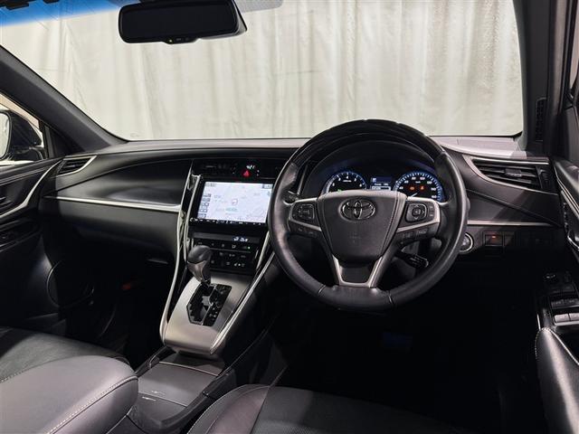 ハリアー プレミアム　メタル　アンド　レザーパッケージ　衝突被害軽減システム　メモリーナビ　フルセグ　バックカメラ　ＥＴＣ　ＣＤ　ミュージックプレイヤー接続可　ＤＶＤ再生　革シート　電動シート　オートクルーズコントロール　ＬＥＤヘッドランプ　スマートキー（8枚目）