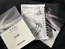 メンテナンスノート、取扱説明書ですね。　車の情報が凝縮されています。　車の整備記録が記載されている大事な物ですよ。