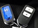 鍵がポケットの中でもドア開閉・エンジンスタートが可能な便利なスマートキーです！