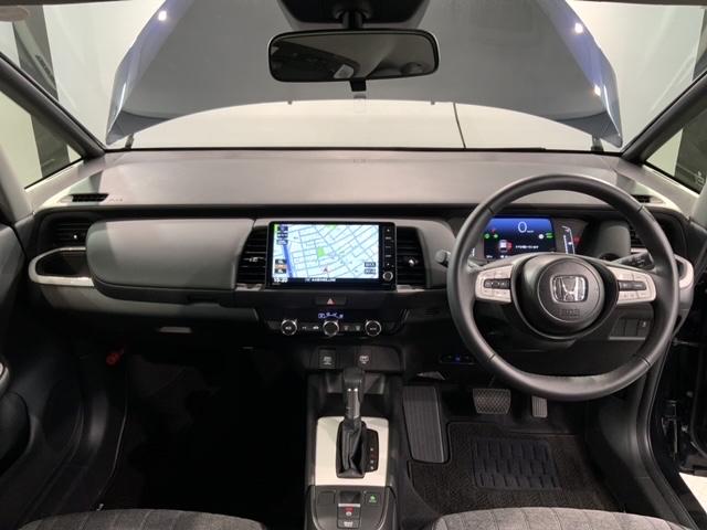 フィット ｅ：ＨＥＶホーム　ＨＳＥＮＳＩＮＧ　新車保証　試乗車　ワンオ－ナ－　前後誤発進抑制機能　助手席エアバッグ　運転席エアバッグ　１オナ　ＬＥＤライト　ＵＳＢ接続　バックカメラ　ＡＢＳ　サイドエアバッグ　フルセグＴＶ　記録簿（9枚目）