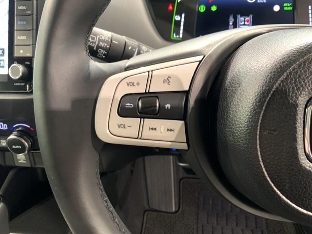 フィット ｅ：ＨＥＶホーム　ＨＳＥＮＳＩＮＧ　新車保証　試乗車　ワンオ－ナ－　前後誤発進抑制機能　助手席エアバッグ　運転席エアバッグ　１オナ　ＬＥＤライト　ＵＳＢ接続　バックカメラ　ＡＢＳ　サイドエアバッグ　フルセグＴＶ　記録簿（10枚目）