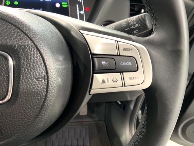 フィット ｅ：ＨＥＶホーム　ＨＳＥＮＳＩＮＧ　新車保証　試乗車　ワンオ－ナ－　前後誤発進抑制機能　助手席エアバッグ　運転席エアバッグ　１オナ　ＬＥＤライト　ＵＳＢ接続　バックカメラ　ＡＢＳ　サイドエアバッグ　フルセグＴＶ　記録簿（11枚目）