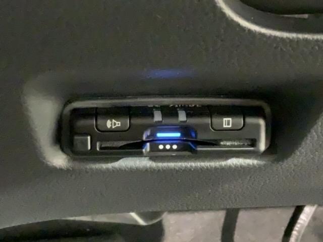 フィット ｅ：ＨＥＶホーム　ＨＳＥＮＳＩＮＧ　新車保証　試乗車　ワンオ－ナ－　前後誤発進抑制機能　助手席エアバッグ　運転席エアバッグ　１オナ　ＬＥＤライト　ＵＳＢ接続　バックカメラ　ＡＢＳ　サイドエアバッグ　フルセグＴＶ　記録簿（12枚目）