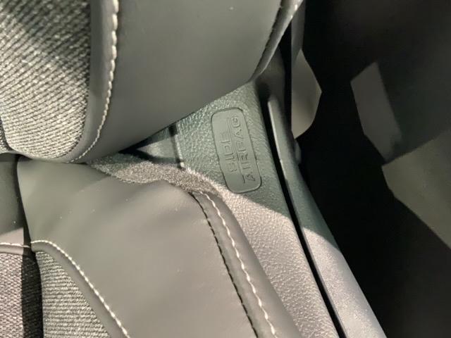 フィット ｅ：ＨＥＶホーム　ＨＳＥＮＳＩＮＧ　新車保証　試乗車　ワンオ－ナ－　前後誤発進抑制機能　助手席エアバッグ　運転席エアバッグ　１オナ　ＬＥＤライト　ＵＳＢ接続　バックカメラ　ＡＢＳ　サイドエアバッグ　フルセグＴＶ　記録簿（24枚目）