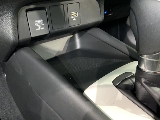 フィット ｅ：ＨＥＶホーム　ＨＳＥＮＳＩＮＧ　新車保証　試乗車　ワンオ－ナ－　前後誤発進抑制機能　助手席エアバッグ　運転席エアバッグ　１オナ　ＬＥＤライト　ＵＳＢ接続　バックカメラ　ＡＢＳ　サイドエアバッグ　フルセグＴＶ　記録簿（25枚目）