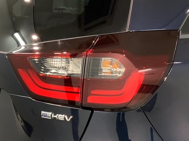 フィット ｅ：ＨＥＶホーム　ＨＳＥＮＳＩＮＧ　新車保証　試乗車　ワンオ－ナ－　前後誤発進抑制機能　助手席エアバッグ　運転席エアバッグ　１オナ　ＬＥＤライト　ＵＳＢ接続　バックカメラ　ＡＢＳ　サイドエアバッグ　フルセグＴＶ　記録簿（45枚目）