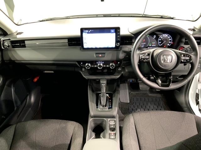 ヴェゼル ｅ：ＨＥＶＸ　ＨＳＥＮＳＩＮＧ新車保証試乗車ワンオ－ナ－　Ｒカメラ　クルコン　エアコン　シ－トヒ－タ－　スマキー　ＶＳＡ　ＬＥＤライト　ＥＴＣ車載器　エアバッグ　ＡＢＳ　４ＷＤ車　地デジＴＶ　キーレスエントリー（9枚目）