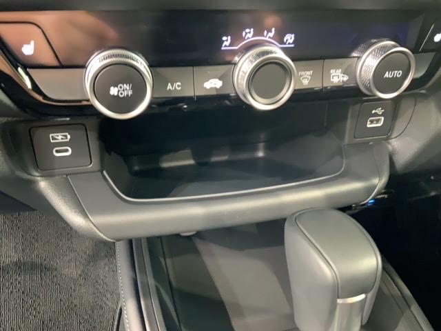 ヴェゼル ｅ：ＨＥＶＸ　ＨＳＥＮＳＩＮＧ新車保証試乗車ワンオ－ナ－　Ｒカメラ　クルコン　エアコン　シ－トヒ－タ－　スマキー　ＶＳＡ　ＬＥＤライト　ＥＴＣ車載器　エアバッグ　ＡＢＳ　４ＷＤ車　地デジＴＶ　キーレスエントリー（26枚目）