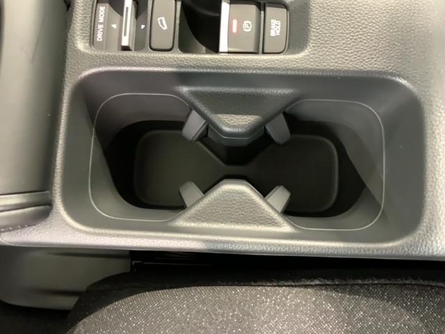 ヴェゼル ｅ：ＨＥＶＸ　ＨＳＥＮＳＩＮＧ新車保証試乗車ワンオ－ナ－　Ｒカメラ　クルコン　エアコン　シ－トヒ－タ－　スマキー　ＶＳＡ　ＬＥＤライト　ＥＴＣ車載器　エアバッグ　ＡＢＳ　４ＷＤ車　地デジＴＶ　キーレスエントリー（28枚目）