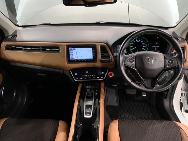 使いやすいレイアウトのダッシュボード周辺です。オートエアコンや小物入れなど嬉しい装備が満載です。