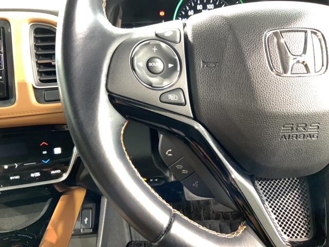 ステアリングにオーディオ操作スイッチが付いています。オーディオ画面に直接タッチしなくても操作が出来ますので、運転に集中できます。