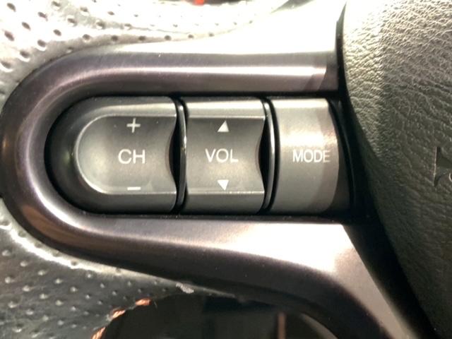 フィット シーズファインスタイル　禁煙　１年保証　ワンオ－ナ－　ナビＶＸＭ－１２８ＶＳ　ＴＶ　Ｒカメラ　ＤＶＤ　ドラレコ　ＥＴＣ　ＨＩＤ　シ－トヒ－タ－　スマ－トキ－　盗難防止装置　整備記録簿　ＡＡＣ　ドアバイザ－　Ｗエアバッグ（8枚目）