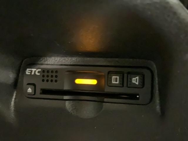 フィット シーズファインスタイル　禁煙　１年保証　ワンオ－ナ－　ナビＶＸＭ－１２８ＶＳ　ＴＶ　Ｒカメラ　ＤＶＤ　ドラレコ　ＥＴＣ　ＨＩＤ　シ－トヒ－タ－　スマ－トキ－　盗難防止装置　整備記録簿　ＡＡＣ　ドアバイザ－　Ｗエアバッグ（10枚目）