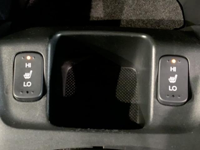 フィット シーズファインスタイル　禁煙　１年保証　ワンオ－ナ－　ナビＶＸＭ－１２８ＶＳ　ＴＶ　Ｒカメラ　ＤＶＤ　ドラレコ　ＥＴＣ　ＨＩＤ　シ－トヒ－タ－　スマ－トキ－　盗難防止装置　整備記録簿　ＡＡＣ　ドアバイザ－　Ｗエアバッグ（11枚目）