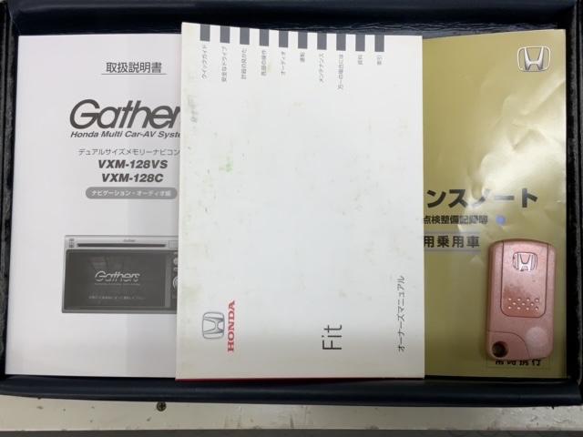 フィット シーズファインスタイル　禁煙　１年保証　ワンオ－ナ－　ナビＶＸＭ－１２８ＶＳ　ＴＶ　Ｒカメラ　ＤＶＤ　ドラレコ　ＥＴＣ　ＨＩＤ　シ－トヒ－タ－　スマ－トキ－　盗難防止装置　整備記録簿　ＡＡＣ　ドアバイザ－　Ｗエアバッグ（13枚目）