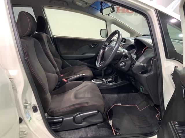 フィット シーズファインスタイル　禁煙　１年保証　ワンオ－ナ－　ナビＶＸＭ－１２８ＶＳ　ＴＶ　Ｒカメラ　ＤＶＤ　ドラレコ　ＥＴＣ　ＨＩＤ　シ－トヒ－タ－　スマ－トキ－　盗難防止装置　整備記録簿　ＡＡＣ　ドアバイザ－　Ｗエアバッグ（14枚目）