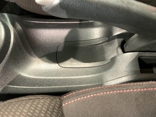 フィット シーズファインスタイル　禁煙　１年保証　ワンオ－ナ－　ナビＶＸＭ－１２８ＶＳ　ＴＶ　Ｒカメラ　ＤＶＤ　ドラレコ　ＥＴＣ　ＨＩＤ　シ－トヒ－タ－　スマ－トキ－　盗難防止装置　整備記録簿　ＡＡＣ　ドアバイザ－　Ｗエアバッグ（26枚目）