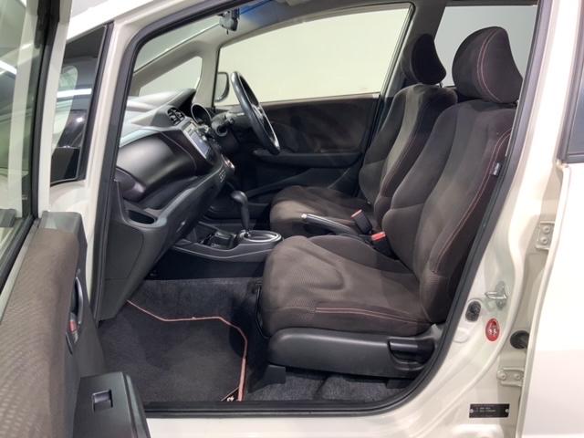 フィット シーズファインスタイル　禁煙　１年保証　ワンオ－ナ－　ナビＶＸＭ－１２８ＶＳ　ＴＶ　Ｒカメラ　ＤＶＤ　ドラレコ　ＥＴＣ　ＨＩＤ　シ－トヒ－タ－　スマ－トキ－　盗難防止装置　整備記録簿　ＡＡＣ　ドアバイザ－　Ｗエアバッグ（28枚目）