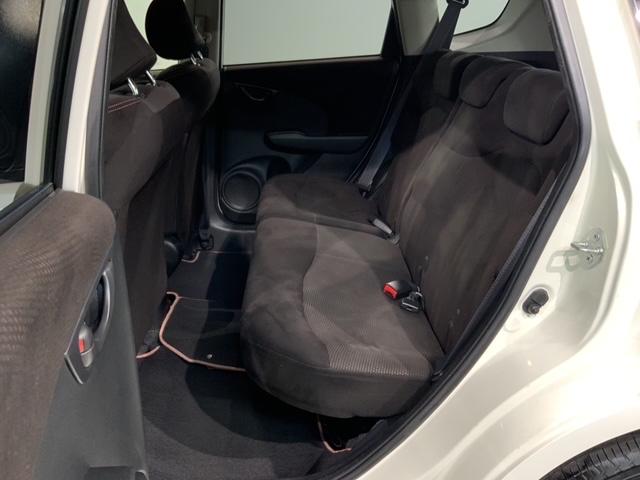 フィット シーズファインスタイル　禁煙　１年保証　ワンオ－ナ－　ナビＶＸＭ－１２８ＶＳ　ＴＶ　Ｒカメラ　ＤＶＤ　ドラレコ　ＥＴＣ　ＨＩＤ　シ－トヒ－タ－　スマ－トキ－　盗難防止装置　整備記録簿　ＡＡＣ　ドアバイザ－　Ｗエアバッグ（29枚目）