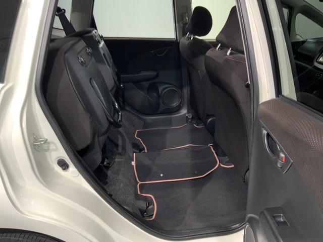 フィット シーズファインスタイル　禁煙　１年保証　ワンオ－ナ－　ナビＶＸＭ－１２８ＶＳ　ＴＶ　Ｒカメラ　ＤＶＤ　ドラレコ　ＥＴＣ　ＨＩＤ　シ－トヒ－タ－　スマ－トキ－　盗難防止装置　整備記録簿　ＡＡＣ　ドアバイザ－　Ｗエアバッグ（32枚目）