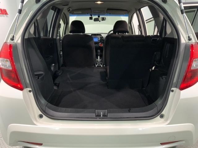 フィット シーズファインスタイル　禁煙　１年保証　ワンオ－ナ－　ナビＶＸＭ－１２８ＶＳ　ＴＶ　Ｒカメラ　ＤＶＤ　ドラレコ　ＥＴＣ　ＨＩＤ　シ－トヒ－タ－　スマ－トキ－　盗難防止装置　整備記録簿　ＡＡＣ　ドアバイザ－　Ｗエアバッグ（36枚目）