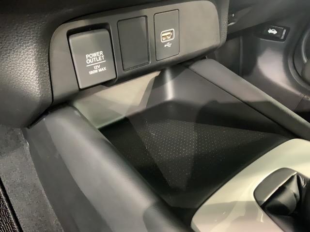 フィット ホーム　ＨｏｎｄａＳＥＮＳＩＮＧ　禁煙　最長５年保証　ナビＶＸＭ－２０５ＶＦＥｉ　ＴＶ　Ｒカメラ　ＢＴオ－ディオ　ＤＶＤ　ＥＴＣ　ＬＥＤライト　ＶＳＡ　クルコン　スマートキー　盗難防止装置　整備記録簿　ＡＢＳ（28枚目）