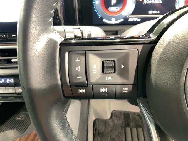 �X�e�A�����O�ɃI�[�f�B�I����X�C�b�`���t���Ă��܂��B�I�[�f�B�I��ʂɒ��ڃ^�b�`���Ȃ��Ă����삪�o���܂��̂ŁA�^�]�ɏW���ł��܂��B