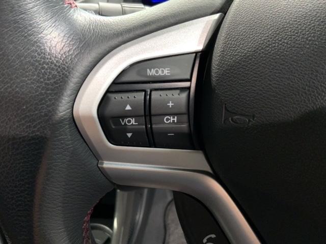 �X�e�A�����O�ɃI�[�f�B�I����X�C�b�`���t���Ă��܂��B�I�[�f�B�I��ʂɒ��ڃ^�b�`���Ȃ��Ă����삪�o���܂��̂ŁA�^�]�ɏW���ł��܂��B