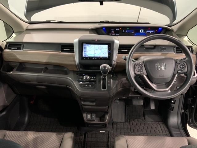 �g���₷�����C�A�E�g�̃_�b�V���{�[�h���ӂł��B�I�[�g�G�A�R���⏬������ȂǊ��������������ڂł��B