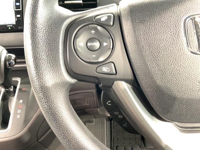 �X�e�A�����O�ɃI�[�f�B�I����X�C�b�`���t���Ă��܂��B�I�[�f�B�I��ʂɒ��ڃ^�b�`���Ȃ��Ă����삪�o���܂��̂ŁA�^�]�ɏW���ł��܂��B