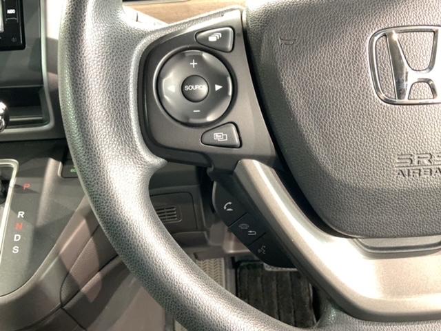 �X�e�A�����O�ɃI�[�f�B�I����X�C�b�`���t���Ă��܂��B�I�[�f�B�I��ʂɒ��ڃ^�b�`���Ȃ��Ă����삪�o���܂��̂ŁA�^�]�ɏW���ł��܂��B