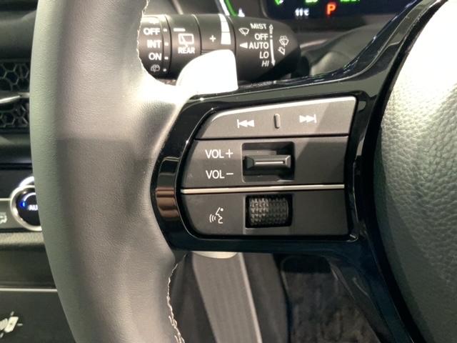 �X�e�A�����O�ɃI�[�f�B�I����X�C�b�`���t���Ă��܂��B�I�[�f�B�I��ʂɒ��ڃ^�b�`���Ȃ��Ă����삪�o���܂��̂ŁA�^�]�ɏW���ł��܂��B