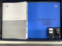 スマートキーは鍵をバッグに入れたままでもドアロックの開閉やエンジンのON・OFFができます。夜間や雨の日も鍵を探さなくて良いので便利です。
