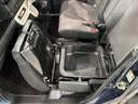 助手席のシート下には便利な収納スペースがあります。
