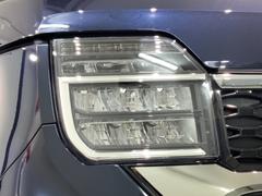 ＬＥＤヘッドライトは、点灯の瞬間から最大光量を発揮し、突然暗くなるトンネルなどでの安定感を高めます。 7