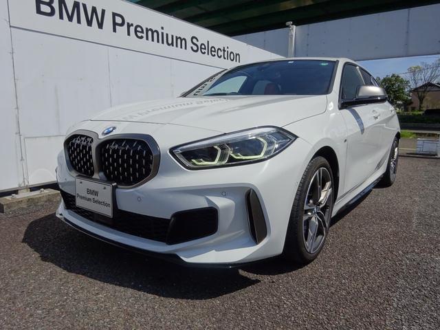 １シリーズ Ｍ１３５ｉ　ｘＤｒｉｖｅ　デビューパッケージ　サンルーフ　赤レザー　前車追従システム　純正ナビ　純正ＥＴＣ　純正バックカメラ　１８ＡＷ　ＬＥＤヘッドライト　禁煙車　１年保証（4枚目）