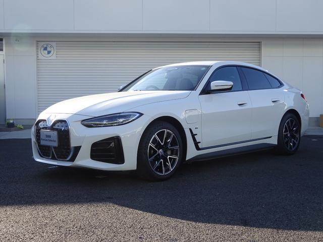 i4 eDrive 40 Mスポーツ ハイラインパッケージ コンフォートパッケージ ハイラインパッケージ 赤レザーシート シートヒーター 電動テールゲート 純正ETC 純正バックカメラ 純正ナビ 禁煙車 2年保証(2枚目)