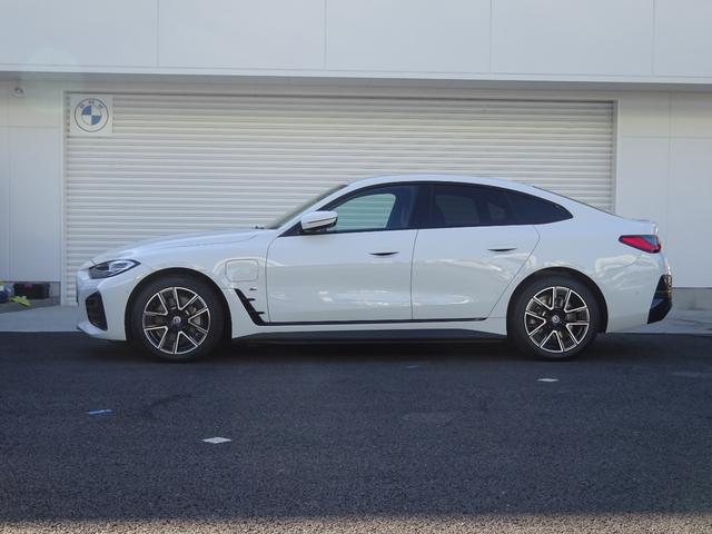 i4 eDrive 40 Mスポーツ ハイラインパッケージ コンフォートパッケージ ハイラインパッケージ 赤レザーシート シートヒーター 電動テールゲート 純正ETC 純正バックカメラ 純正ナビ 禁煙車 2年保証(3枚目)