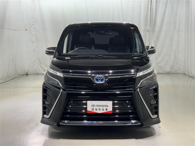 ヴォクシー ハイブリッドＺＳ　煌ＩＩＩ　衝突被害軽減システム　メモリーナビ　フルセグ　バックカメラ　ＥＴＣ　ドラレコ　ＣＤ　ミュージックプレイヤー接続可　ＤＶＤ再生　後席モニター　オートクルーズコントロール　ＬＥＤヘッドランプ　乗車定員７人（3枚目）