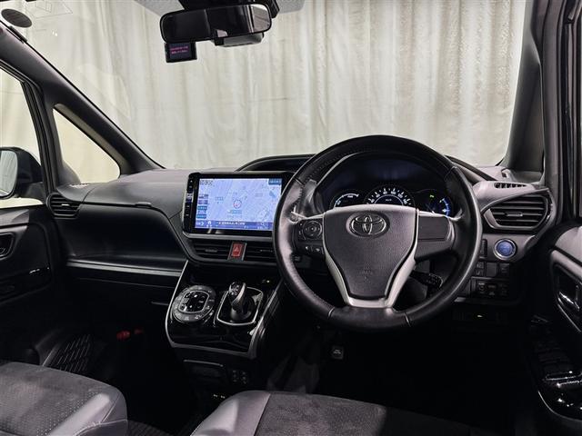 ヴォクシー ハイブリッドＺＳ　煌ＩＩＩ　衝突被害軽減システム　メモリーナビ　フルセグ　バックカメラ　ＥＴＣ　ドラレコ　ＣＤ　ミュージックプレイヤー接続可　ＤＶＤ再生　後席モニター　オートクルーズコントロール　ＬＥＤヘッドランプ　乗車定員７人（8枚目）