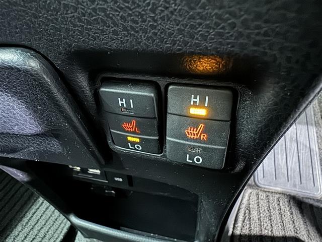 ヴォクシー ハイブリッドＺＳ　煌ＩＩＩ　衝突被害軽減システム　メモリーナビ　フルセグ　バックカメラ　ＥＴＣ　ドラレコ　ＣＤ　ミュージックプレイヤー接続可　ＤＶＤ再生　後席モニター　オートクルーズコントロール　ＬＥＤヘッドランプ　乗車定員７人（18枚目）