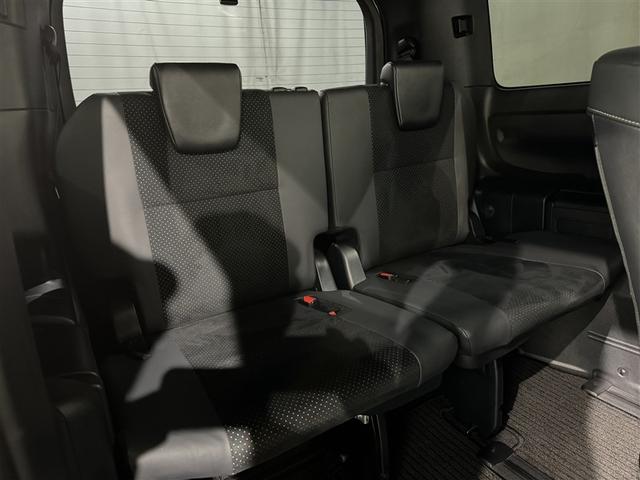 ヴォクシー ハイブリッドＺＳ　煌ＩＩＩ　衝突被害軽減システム　メモリーナビ　フルセグ　バックカメラ　ＥＴＣ　ドラレコ　ＣＤ　ミュージックプレイヤー接続可　ＤＶＤ再生　後席モニター　オートクルーズコントロール　ＬＥＤヘッドランプ　乗車定員７人（31枚目）