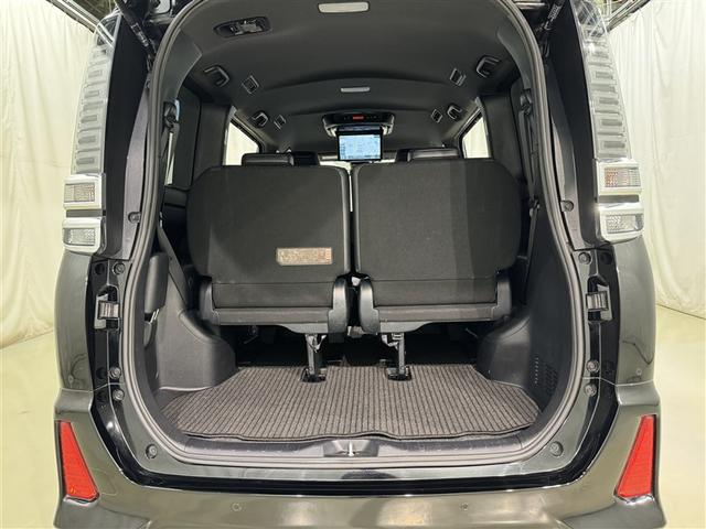 ヴォクシー ハイブリッドＺＳ　煌ＩＩＩ　衝突被害軽減システム　メモリーナビ　フルセグ　バックカメラ　ＥＴＣ　ドラレコ　ＣＤ　ミュージックプレイヤー接続可　ＤＶＤ再生　後席モニター　オートクルーズコントロール　ＬＥＤヘッドランプ　乗車定員７人（32枚目）