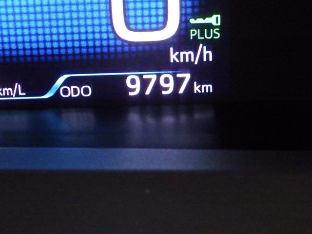 プリウス ＳセーフティプラスＩＩ　衝突被害軽減システム　メモリーナビ　フルセグ　バックカメラ　ＥＴＣ　ドラレコ　ＣＤ　オートクルーズコントロール　ＬＥＤヘッドランプ　スマートキー　キーレス　ハイブリッド（27枚目）