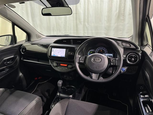 ヴィッツ ハイブリッドＦ　セーフティーエディションＩＩ　衝突被害軽減システム　メモリーナビ　ワンセグ　バックカメラ　ドラレコ　ＣＤ　ミュージックプレイヤー接続可　スマートキー　キーレス　ハイブリッド（9枚目）