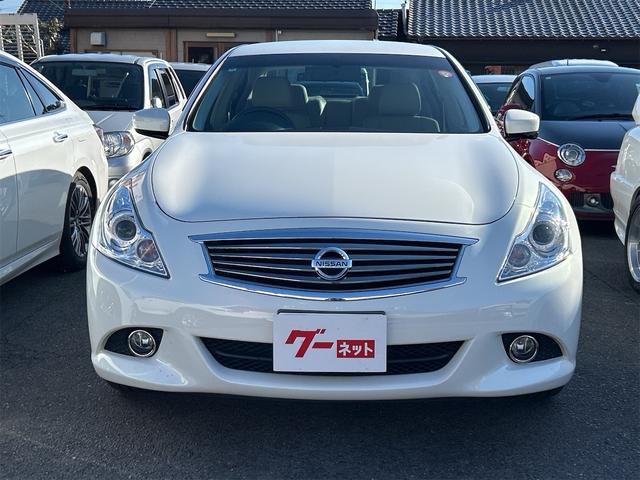 スカイライン ２５０ＧＴ　ＦＯＵＲ　純正ＴＶナビ　サイド／バックカメラ　ＥＴＣ　プッシュスタート　ハーフレザーシート　パワーシート　ＡＴ　ステアリングスイッチ　パール（3枚目）